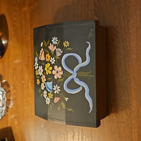 VTG 1980 Signed Floral Bow Handpainted Wood Jewelry Box - Picture 2 of 7